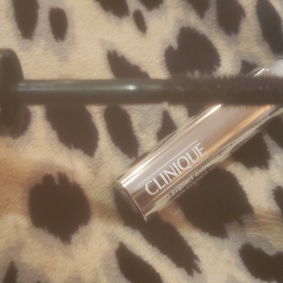 Mascara - Picture 2 of 3